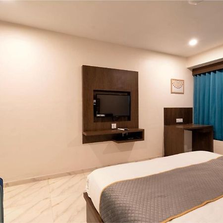 Hotel Royal 24 อาเมดาบัด ภายนอก รูปภาพ