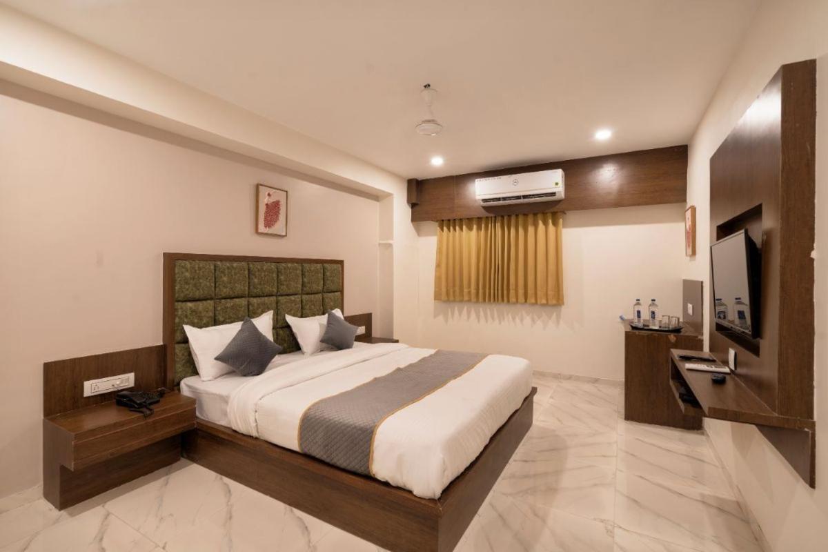 Hotel Royal 24 อาเมดาบัด ภายนอก รูปภาพ
