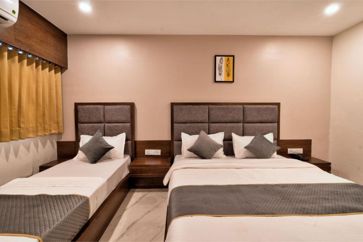 Hotel Royal 24 อาเมดาบัด ภายนอก รูปภาพ