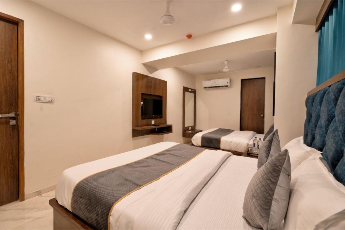 Hotel Royal 24 อาเมดาบัด ภายนอก รูปภาพ