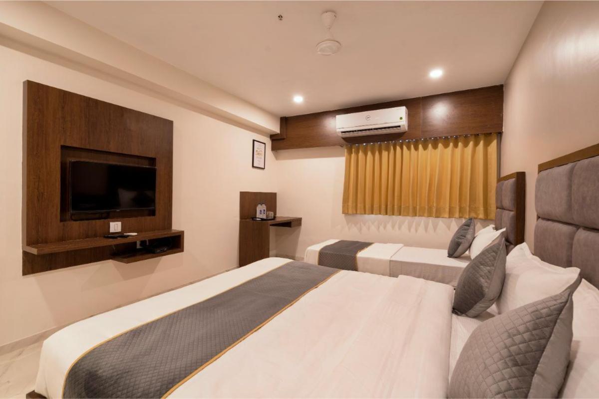 Hotel Royal 24 อาเมดาบัด ภายนอก รูปภาพ
